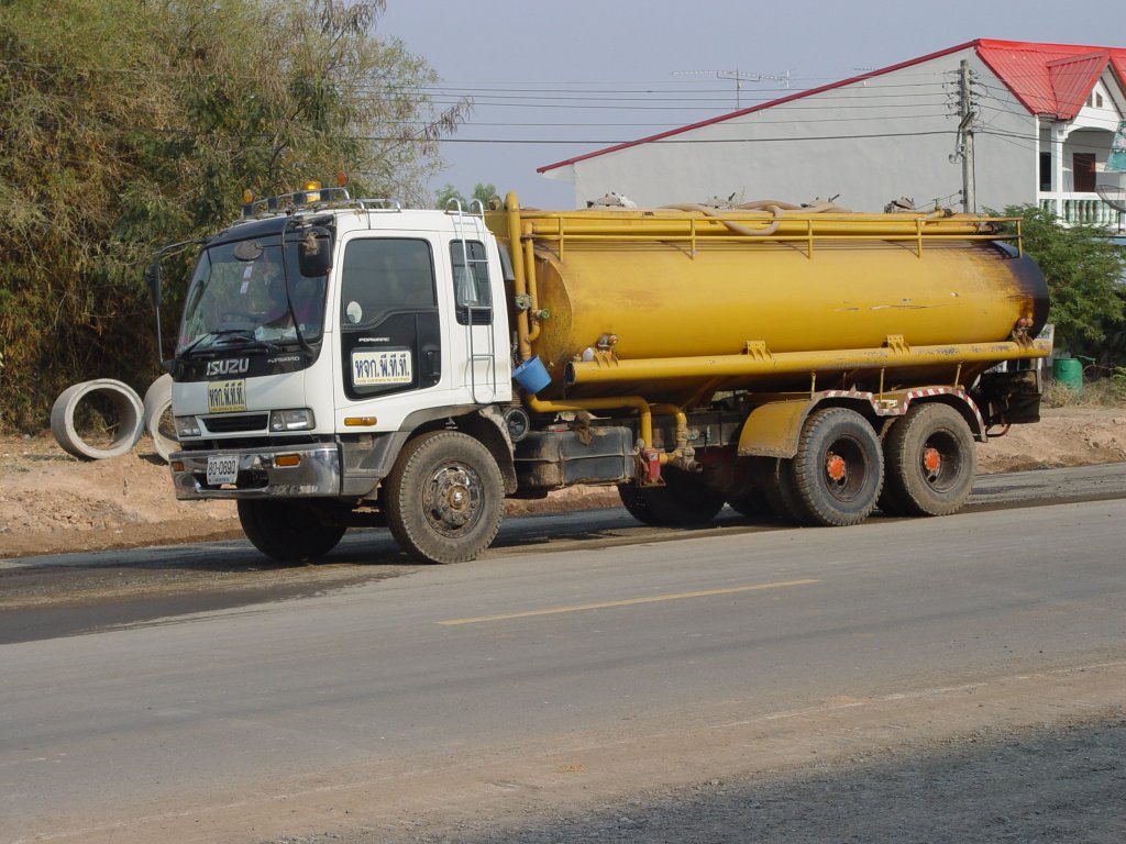 Dieser ISUZU Forward LkW mit einem Wassertank wird eingesetzt beim Straenbau. Die Baustelle wird berieselt um die Staubbildung zu reduzieren. (11.02.2011)