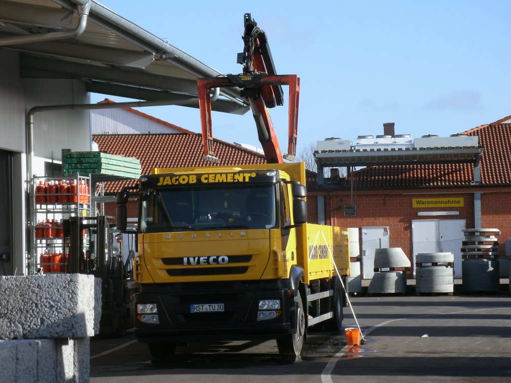 Dieser IVECO stand,am 23.Februar 2012,auf dem Gelnde von einem Baustoffhandel in Bergen/Rgen.  