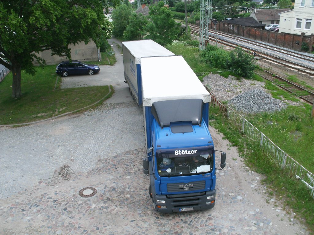 Dieser MAN-Hngerzug schaffte es,am 08.Juni 2011,in Bergen/Rgen,auf kleinsten Raum neben den Bahnhof zuwenden.