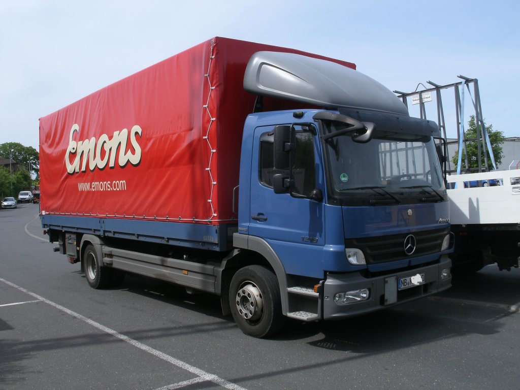 Dieser Mercedes-Actros stand am 15.Juni 2011 am Baumarkt in Bergen/Rgen.
