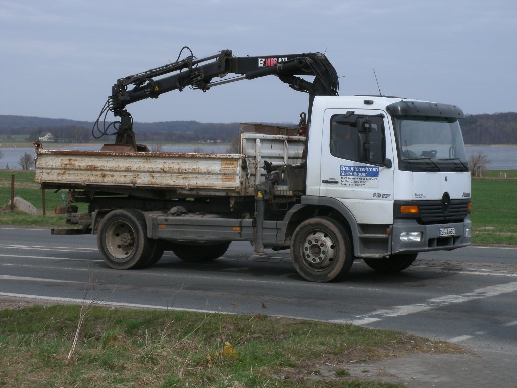 Dieser Mercedes-Kipper kam 05.April 2011 von der kleinen Insel Ummanz und wartete an einer Kreuzung bei Bergen/Rgen.