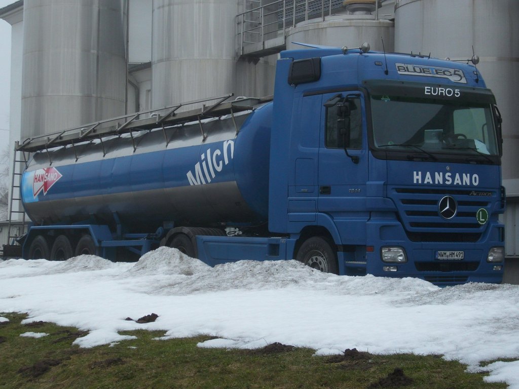 Dieser Mercedes-Milchlaster steckte am 12.Mrz 2010 nicht im Schnee fest als Dieser Milch zur Molkerei nach Bergen/Rgen brachte.