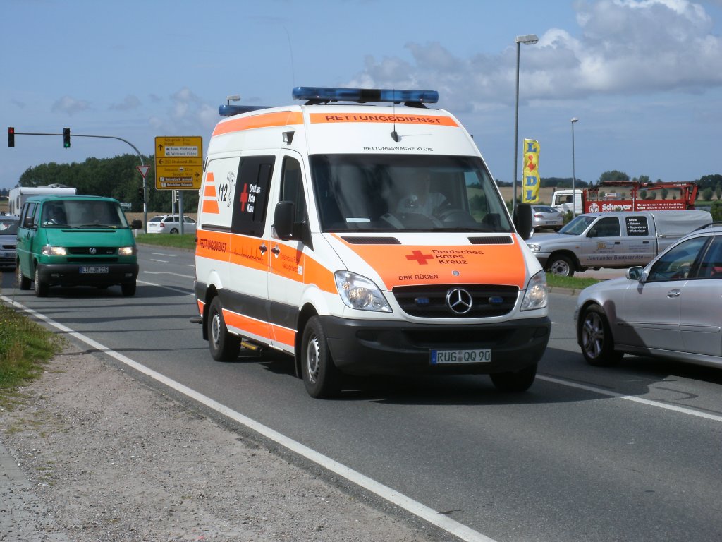 Dieser Mercedes RTW,von der Rettungswache Kluis,befand sich,am 09.August 2012,nicht im Einsatz,so das ich Diesen in Bergen/Rgen antraff.