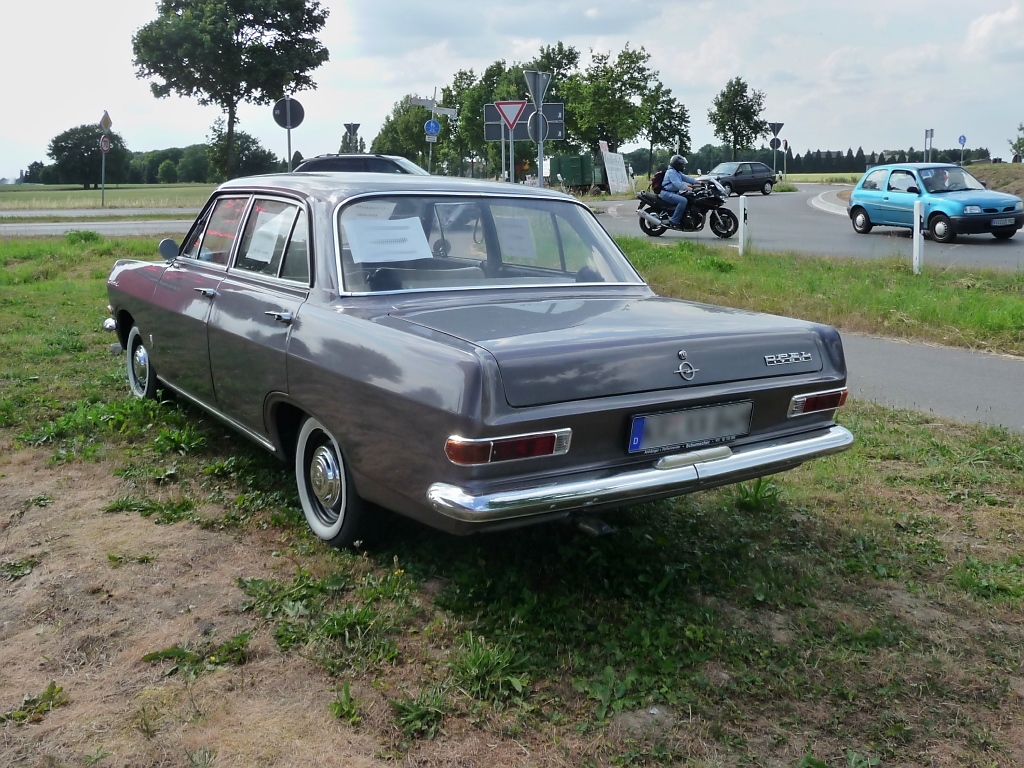 Dieser Opel Rekord A 1700 war für einige Tage an einer Tankstelle in St. Tönis ausgestellt, Aufnahme vom 30.6.10