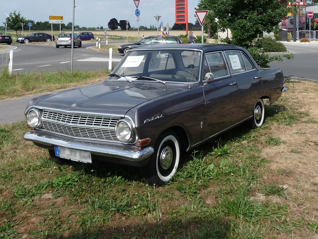 Dieser Opel Rekord A 1700 war für einige Tage an einer Tankstelle in St. Tönis ausgestellt, Aufnahme vom 30.6.10