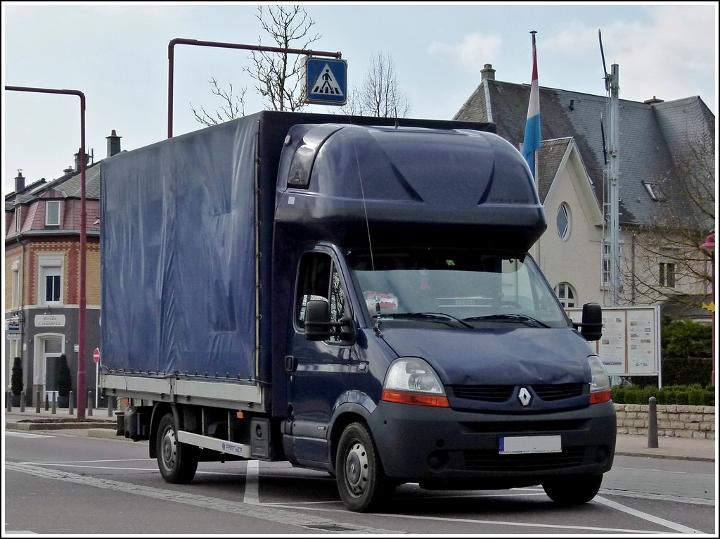 Dieser Renault ist für längere Fahrten gerüstet mit seiner Schlafkoje über der Fahrerkabine.  19.03.2012