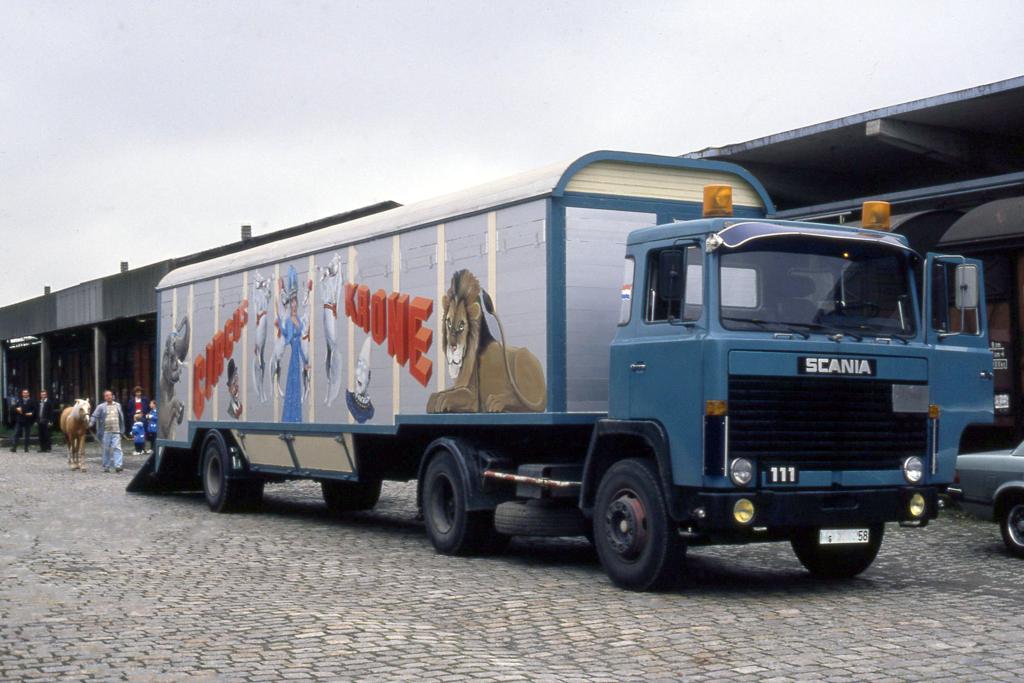 Dieser Scania 111 Sattelzug stand am 7.6.1988 als Tiertransporter
in Diensten des weltbekannten Circus Krone. Aufnahme bei Ladearbeiten
im ehemaligen Güterbahnhof in Osnabrück.