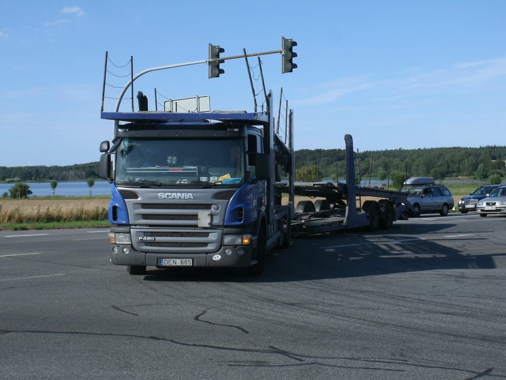 Dieser SCANIA Autotransporter bog,am 03.August 2012,an einer Kreuzung nach Bergen/Rgen ab. 