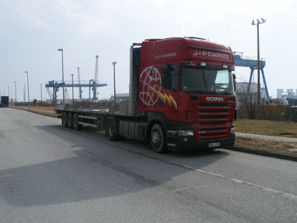 Dieser Scania transportiert ber die Woche Rohre im Fhrhafen Mukran.Da der 13.Mrz 2011 ein Sonntag war,konnte der Scania seine Sonntagsruhe in Mukran geniessen.