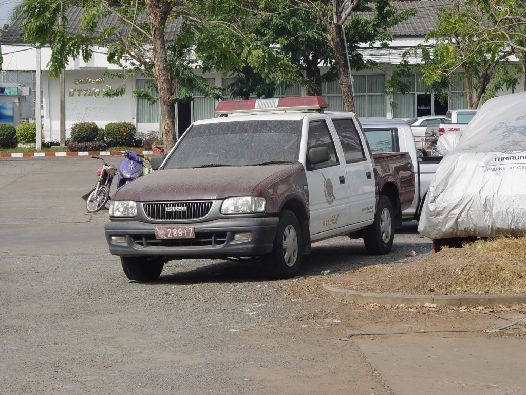 Dieser schon etwas ltere Streifenwagen der thailndischen Polizei ist ein ISUZU Pick-up mit Doppelkabine, der von Thailands einzigem Automobilproduzenten THAI RUNG hergestellt wurde, am 19.02.2011 in Buri Ram
