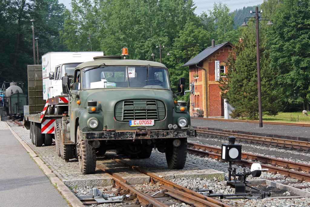 Dieser Tatra 148 steht an der Laderampe im Bahnhof Steinbach. Leider kam es zum Oldtimertreffen 2010 zu keiner Fahrzeugverladung auf die Bahn, 26.06.2010. 