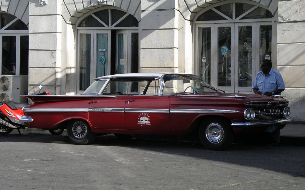 Dieser US-Straenkreuzer vom Typ Chevrolet Impala (Baujahr 1959) wird Touristen in Santiago als offizieller Mietwagen angeboten.
Gegenber den einfachen Taxen ist er natrlich teurer.

 
Santiago de Cuba
09-2003