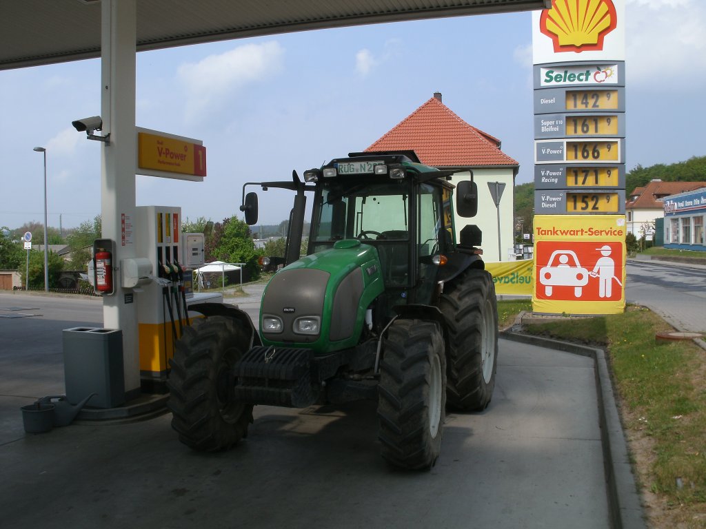 Dieser VALTRA-Traktor mute trotz  schner  Spritpreise  am 12.Mai 2011 an einer Tankstelle in Bergen/Rgen tanken.