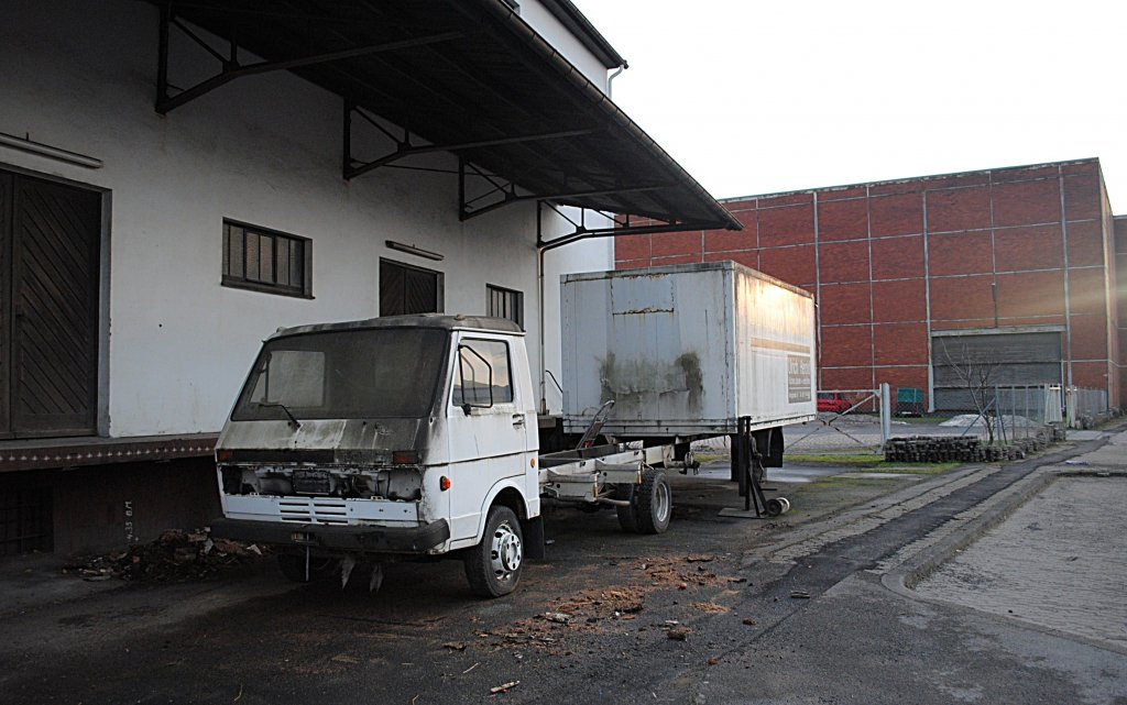 Dieser VW LT, hat seine besten Zeiten hinter sich, gesehen am 09.01.2011 in Hannover/Alte Speicherstrae.