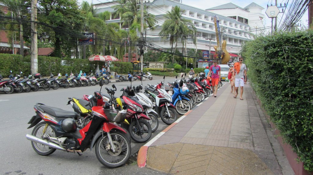Dieses Foto bestätigt, dass sich der Thailänder am liebsten per Moped fortbewegt. Die Aufnahme entstand am 2.1.2012 in Phuket.