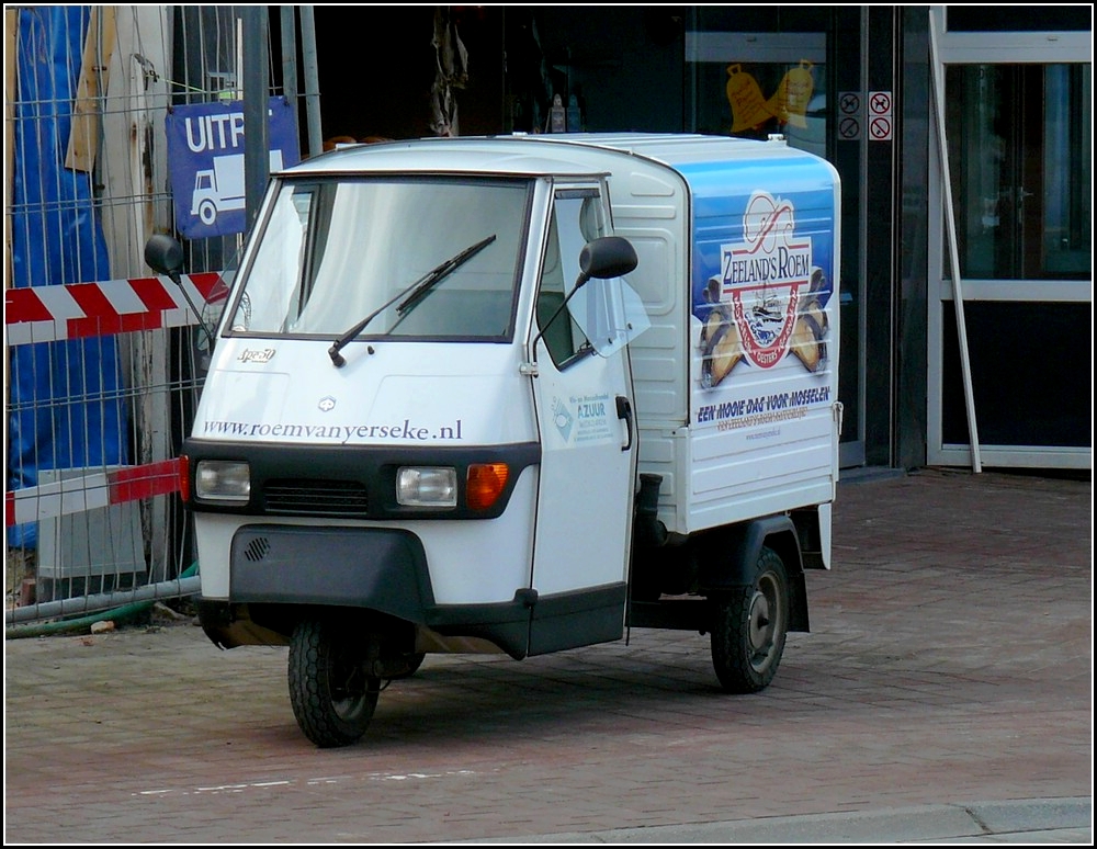 Dieses Gefhrt dient zur schnellen Belieferung von Restaurant´s in schwer ereichbaren Ortsteilen.. Aufgenommen in Blankenberge 11.04.2010