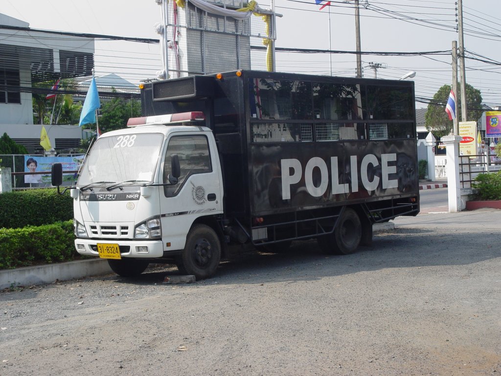 Dieses Gefangenentransportfahrzeug der thailndischen Polizei, ein ISUZU ELF NKR stand am 19.02.2011 vor der Polizeistation in Buri Ram.