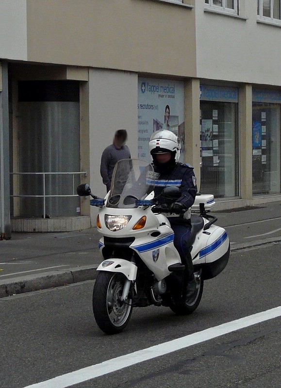 Dieses Polizeimotorrad war am 31.10.2011 als Begleitfahrzeug fr einen Schwertransport in den Staen von Strasbourg im Einsatz.