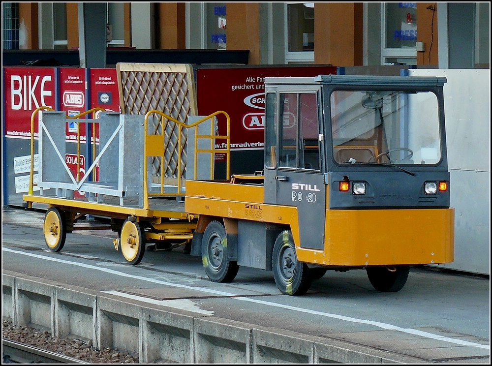 Dieses Still R 07-20 Elektromobil dient im Bahnhof von Passau als Gepcktransportwagen. 10.09.2010