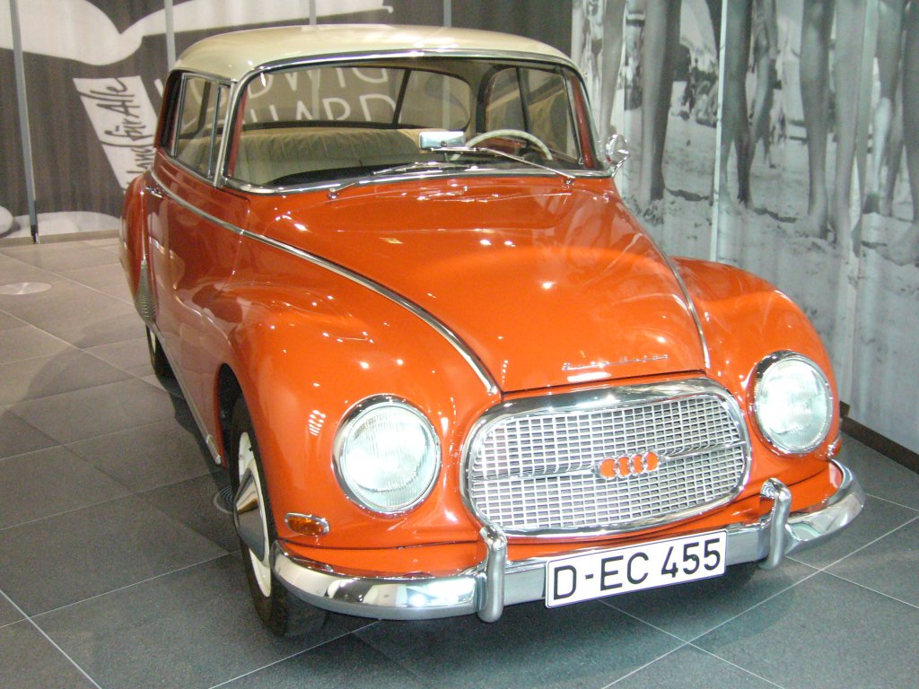 DKW 1000 S Coupe. 1959 - 1963. Die 1000´er Modelle waren im Grunde  facegeliftete  3=6 Modelle, dessen 3-Zylinder-Zweitakt-Motor auf 980 cm aufgebohrt wurde und nun 50 PS leistete. Der grte Teil der 1000´er lief im Dsseldorfer Werk vom Band. Audi Museum.