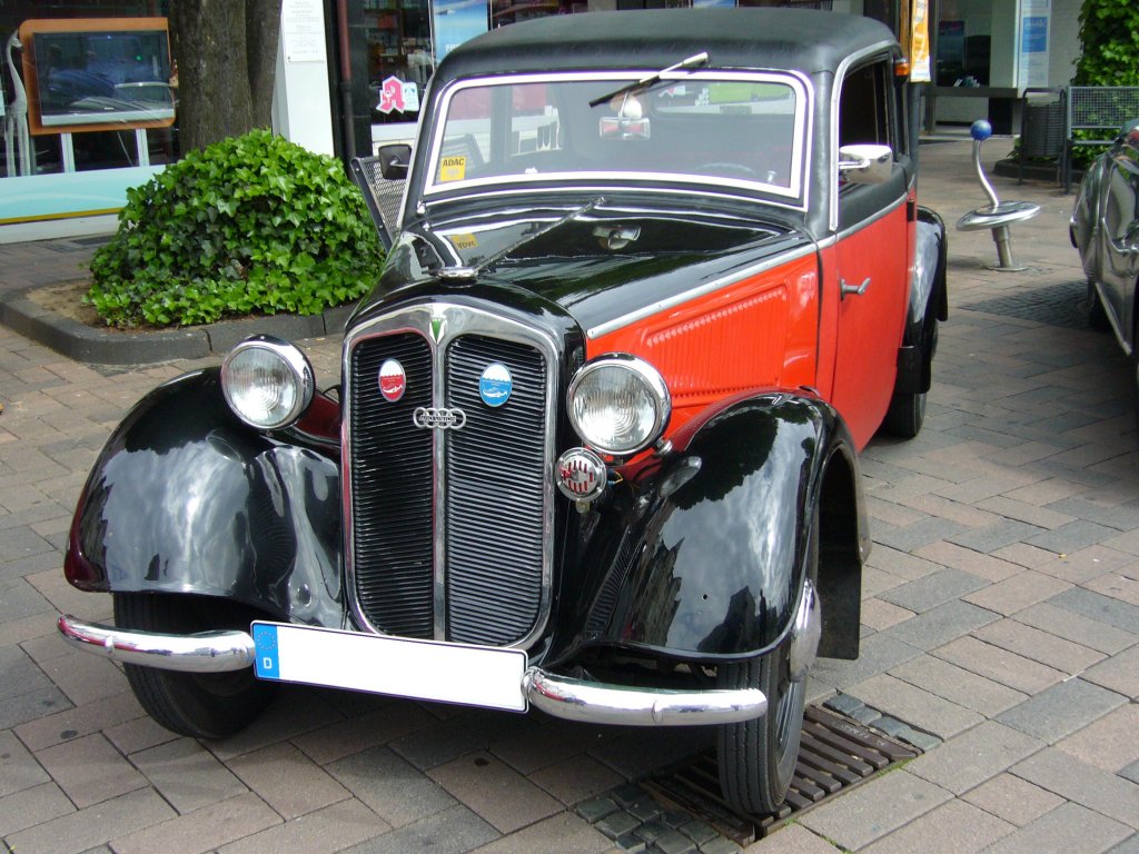 DKW F7-700 Meisterklasse. 1937 - 1938. Der 2-Zylinderzweitaktreihenmotor mit 692 cm leistet 20 PS. Oldtimertreffen am 20.05.2012 in Bottrop.