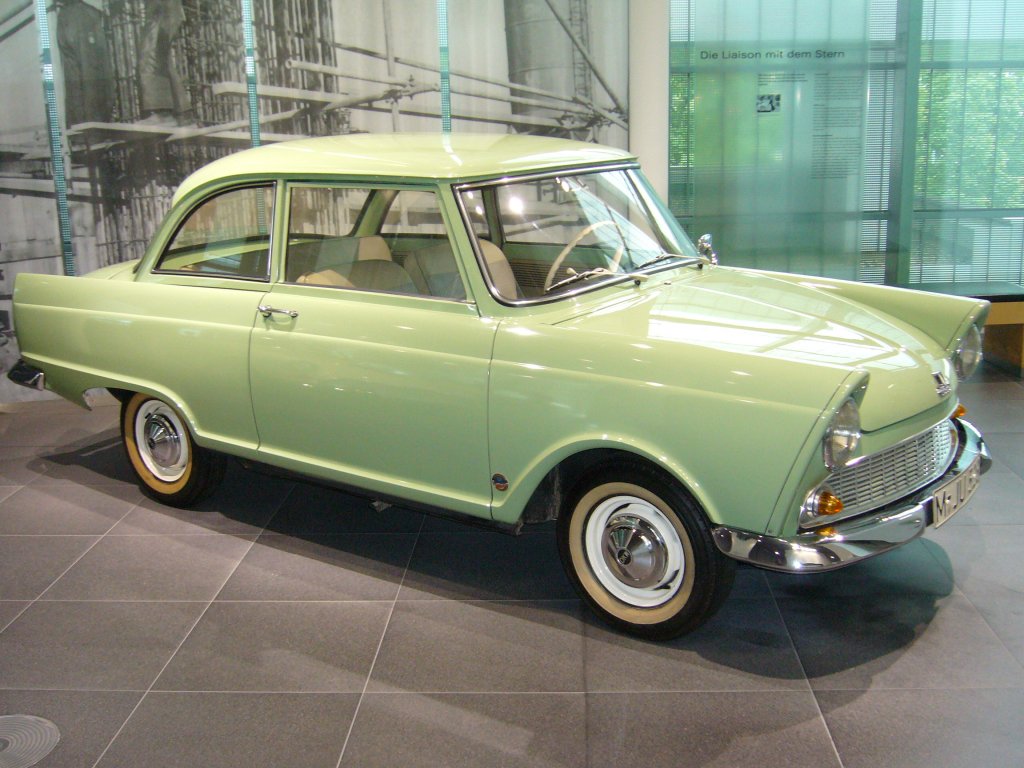 DKW Junior de Luxe. 1961 - 1963. Der de Luxe basierte auf dem bereits seit 1959 verkauften Junior. Sein 3-Zylinder-Zweitakt-Reihenmotor war allerdings auf 796 cm aufgebohrt worden, wobei die Leistung unverndert bei 34 PS blieb. Audi Museum.