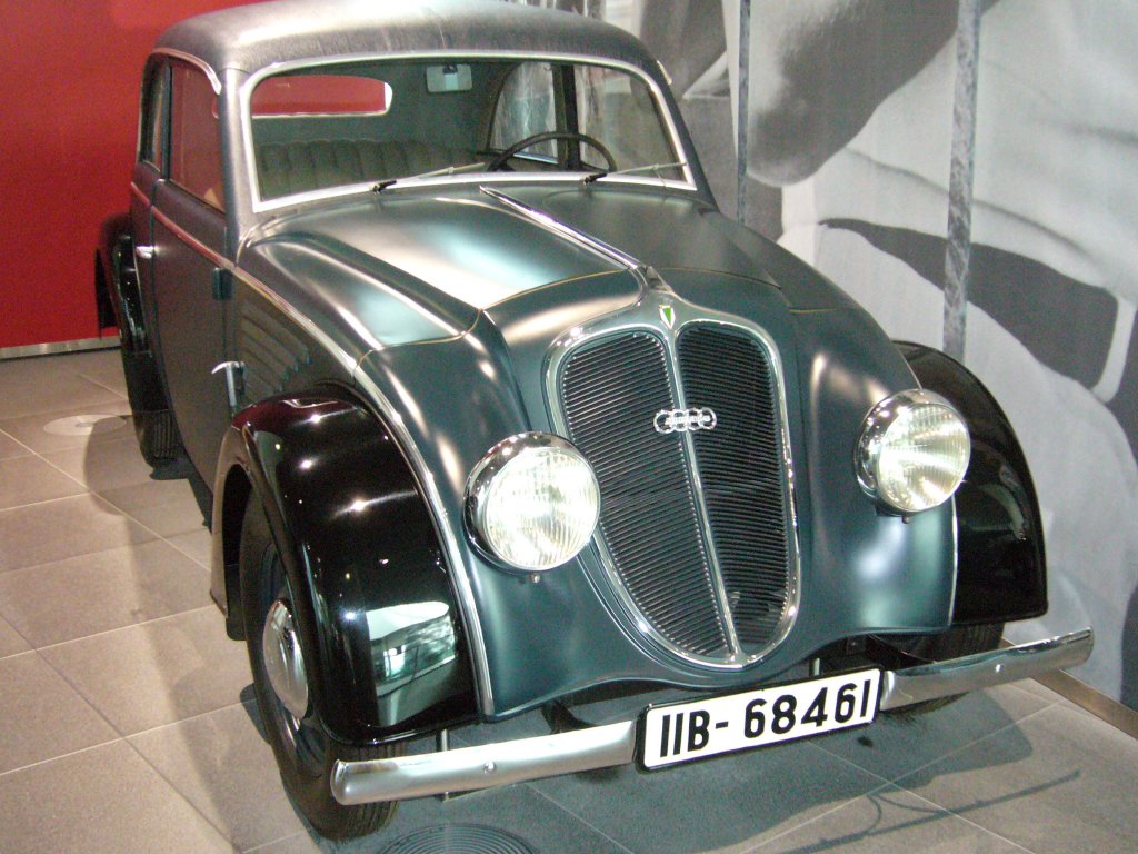 DKW  Schwebeklasse  Limousine. 1934 -1937. Das hier abgebildete Fahrzeug stammt aus dem Jahr 1936. Von der  Schwebeklasse , dessen Vorder- und Hinterachse an einer hochliegenden Querfeder befestigt waren, wurden ca. 6.000 Autos gebaut. Der V4 Zweitaktmotor mit Ladepumpen, leistete 32 PS und beschleunigte den Wagen auf maximal 95 km/h. Audi Museum Ingolstadt.


