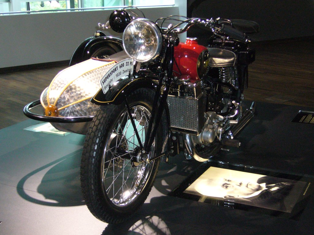 DKW SS 600 (SS=Supersport)mit Beiwagen. Das Motorrad hatte einen 586 cm wassergekhlten Zweitaktmotor mit 22 PS. Baujahr 1930-1933.
Zeithaus der Autostadt Wolfsburg.