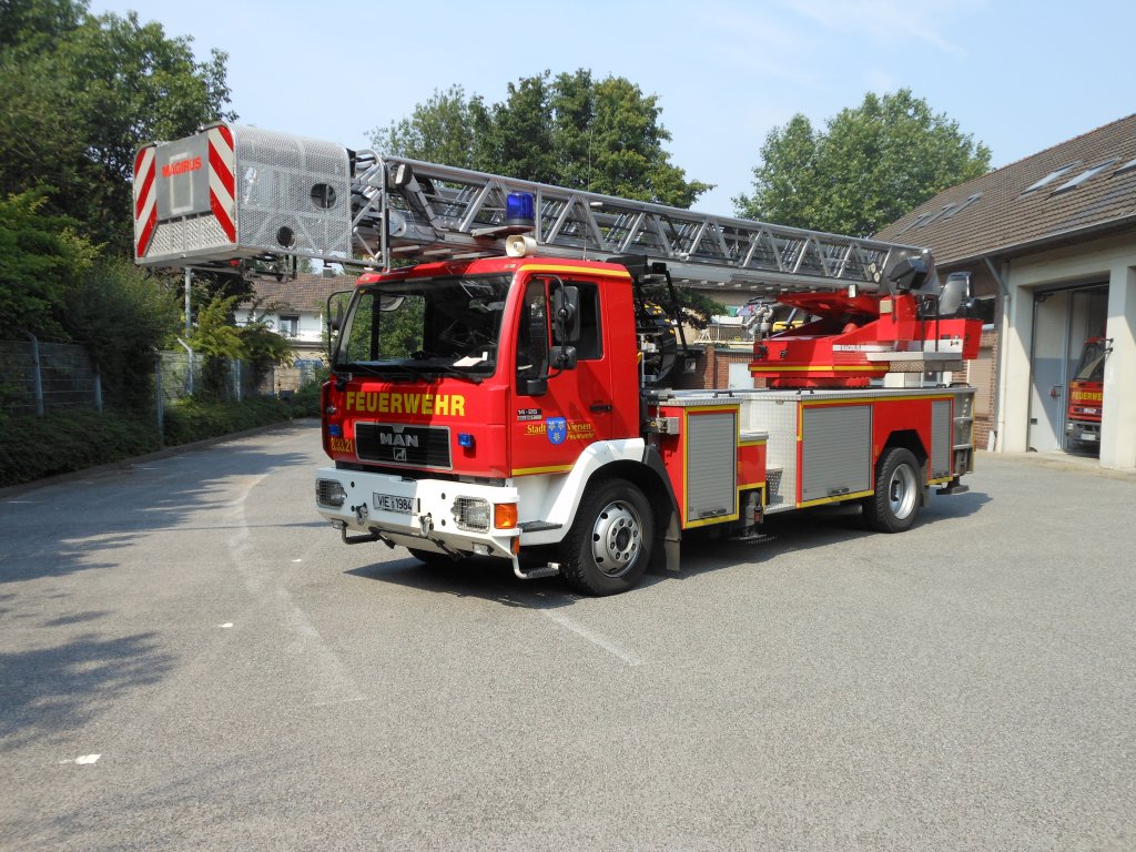 DLK 23/12 des Lschzug Dlken der Feuerwehr Viersen
MAN 14.264 Silent, Aufbau Magirus Bj. 1998


Bei einem Fototermin ist die DLK ist am 27.7.12 in Viersen aufgenommen worden
