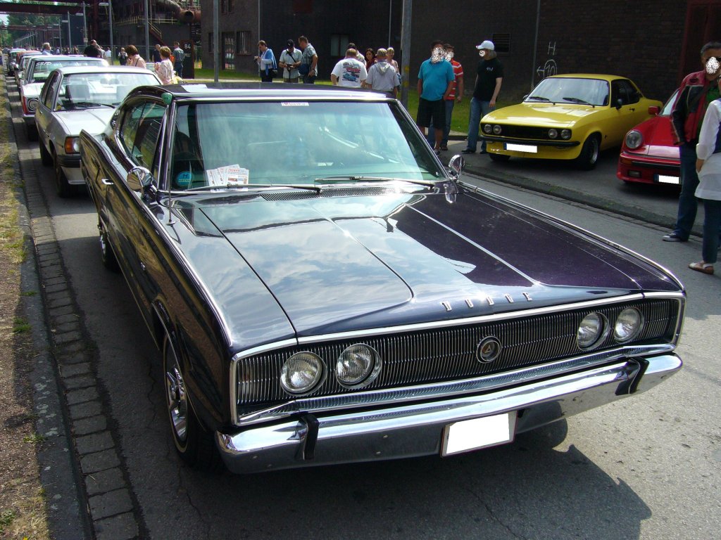 Dodge Charger. 1966 - 1967. Das Coupe Charger basierte auf dem Fahrgestell des Coronet. Die Modellejahrgänge 1966/1967 waren identisch. Motorisiert war der Charger grundsätzlich mit einem V8-motor. Die Leistungsstufen waren 230, 325, 375 und 440 PS. Oldtimertreffen Kokerei Zollverein 05.06.2011.