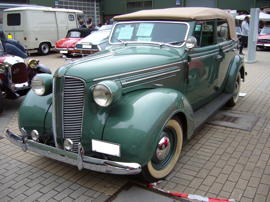 Dodge D5-Six 4-door Convertible von 1937. Bei Dodge konnte man im Jahr 1937 zwischen zwei Chassislngen whlen. Der normale 1937´er Dodge hatte einen Radstand von 2.920 mm und die Langversion einen von 3.350 mm. Auengelnde der Techno Classica am 14.04.2013.