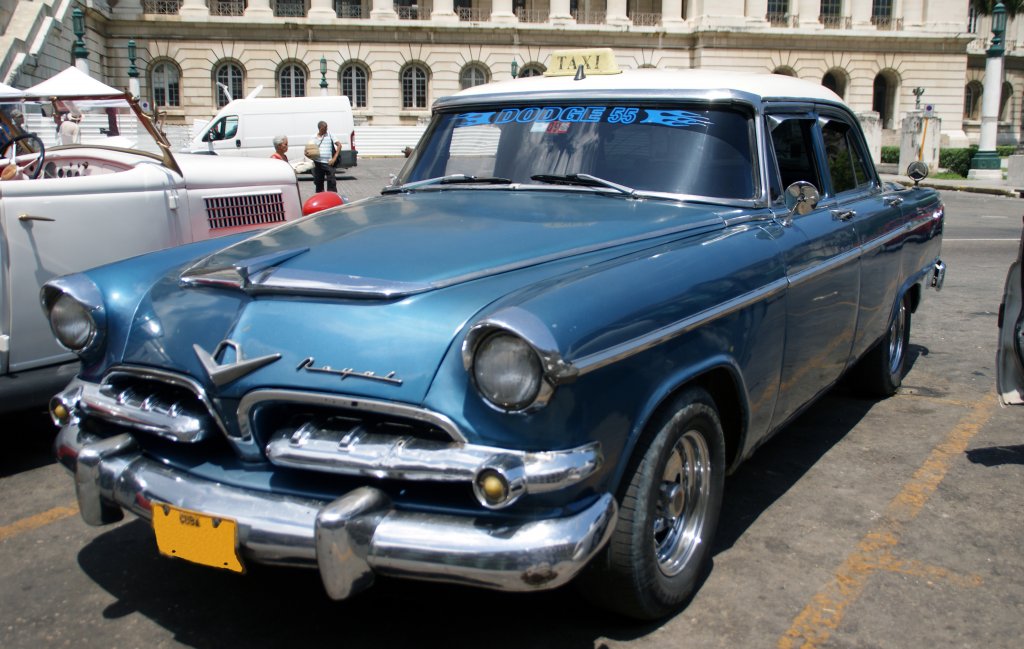 Dodge mit Jahrgang 1955 auf einem Parkplatz in Havanna. Die aufnahme stammt vom 12.07.2013.