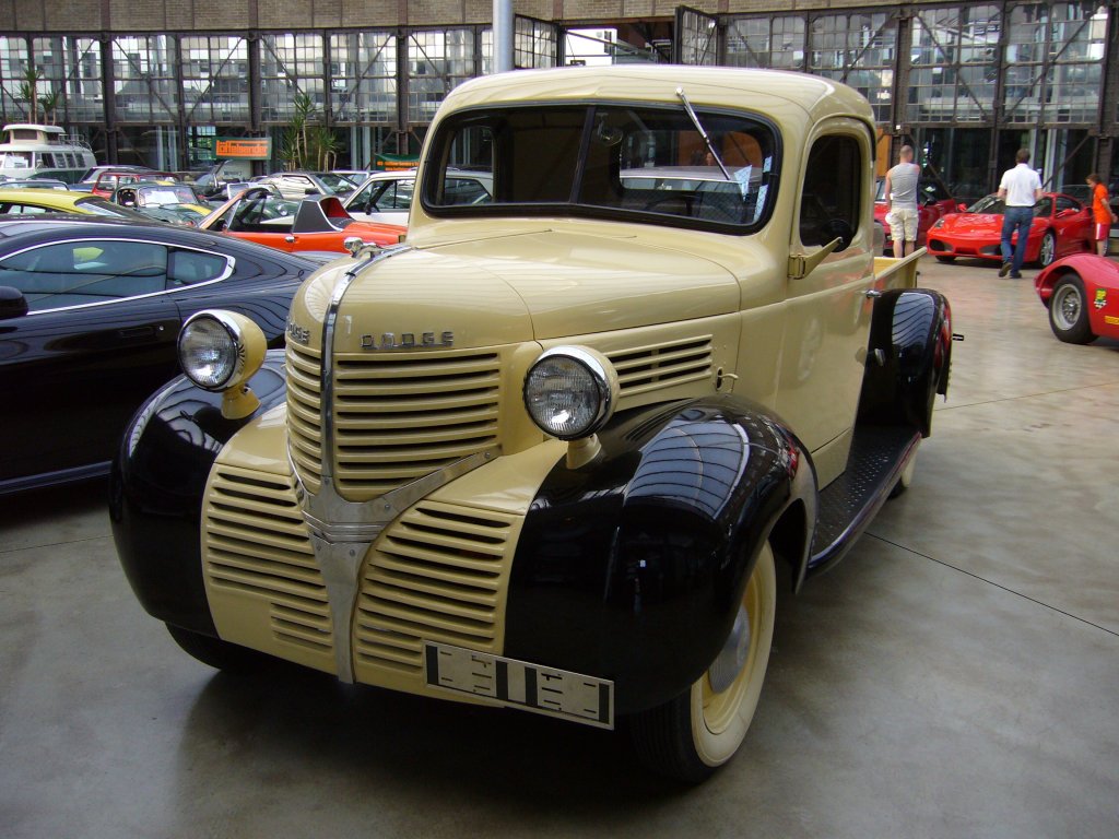 Dodge WC Pickup von 1939. Der 3.242 cm groe 6-Zylinderreihenmotor leistet 69 PS. Dieses Modell wurde mit einigen Facelifts bis ca. 1948 gebaut. Classic Remise Dsseldorf am 27.05.2012.