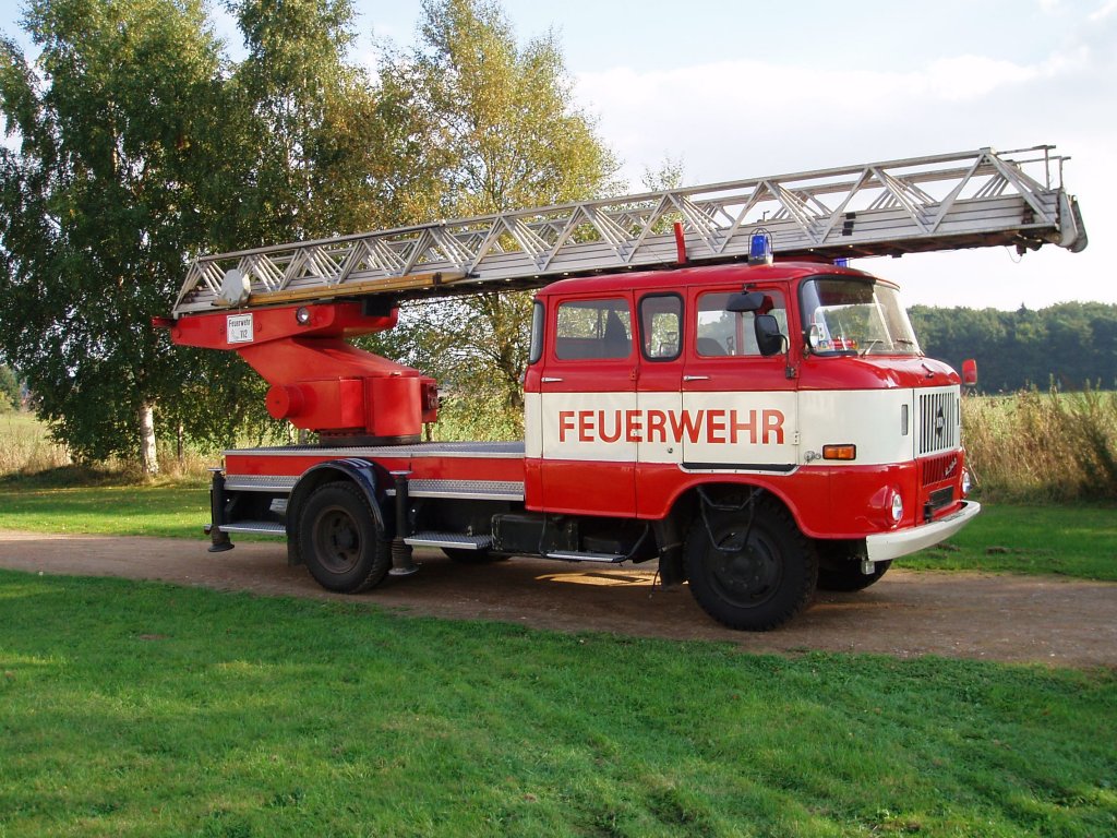 Drehleiter DL 30 ohne Korb auf Fahrgestell W 50.
Fotogrfiert im Jahr 2007 bei einer Fahrzeugschau im Feuerwehrmuseum Meetzen, heute Int. Feuerwehrmuseum Schwerin.
