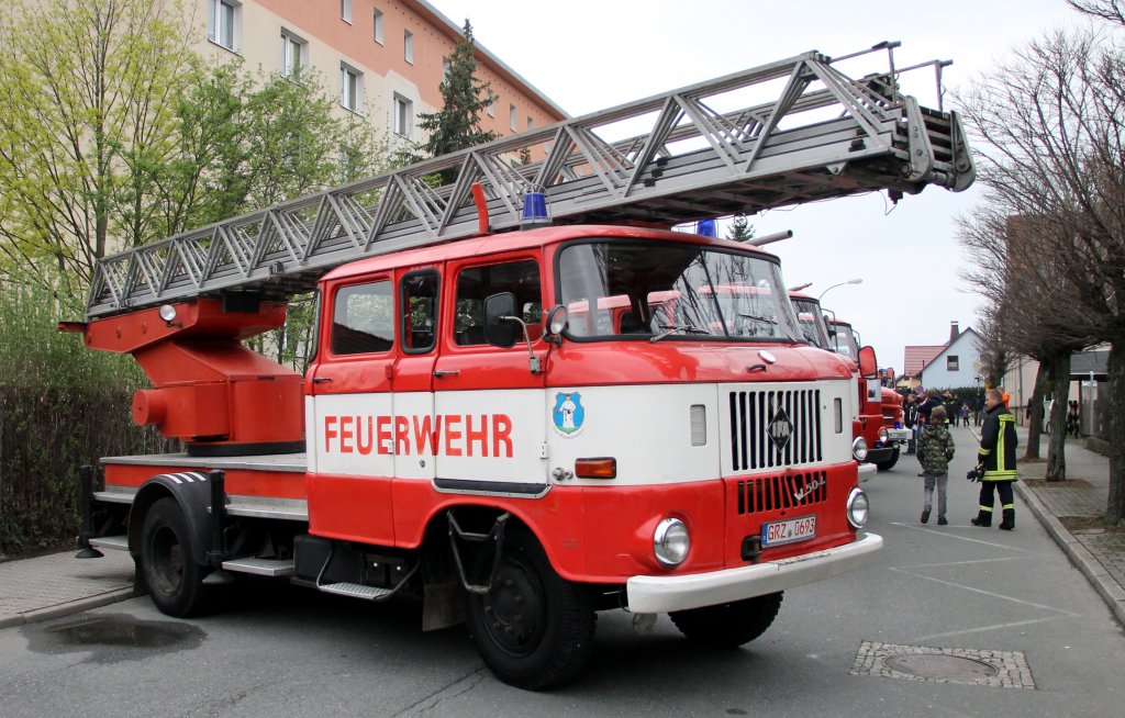 Drehleiter IFA W 50 L der Freiwillige Feuerwehr Mnchenbernsdorf. Zusehn beim Fest 150 Jahre Feuerwehr Zeulenroda. Foto 01.05.2013  