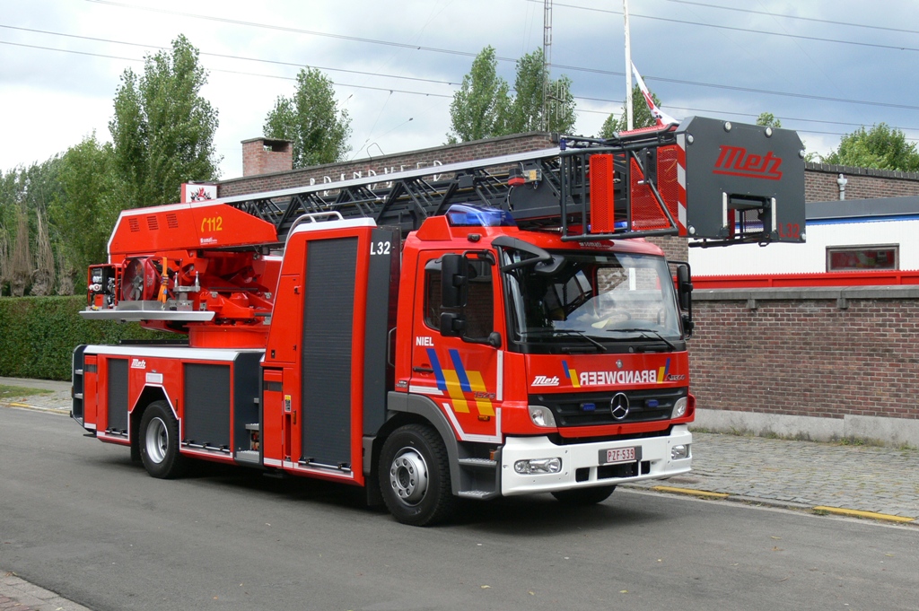 Drehleiter Mercedes-Benz Atego 1529F Aufbau Metz der Feuerwehr Niel, Aufnahme am 10.07.2009 