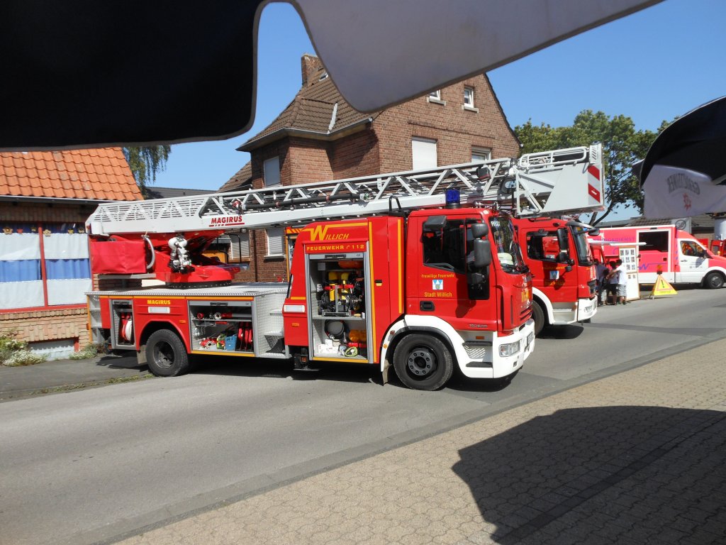Drehleiterfahrzeug mit Rettungskorb der Freiwilligen Feuerwehr Willich, Lschzug 

Schiefbahn. DIE DLK  ist am 19.8.12 in Neersen beim TDOT Fotografiert worden