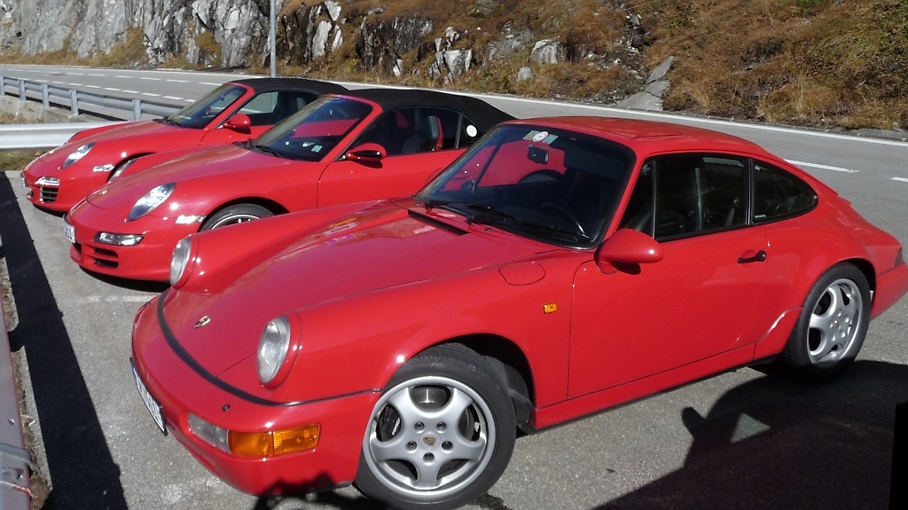 Drei rote Porsche-911-Carrera S am Rhone-Gletscher (2.10.11)