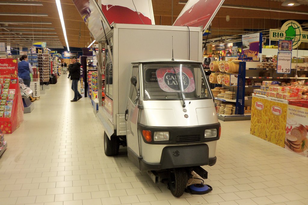 Dreirad (Als Verkaufsfahreug) fr Warme Gerichte), in einen Supermarkt in Lehrte, am 26.11.10.