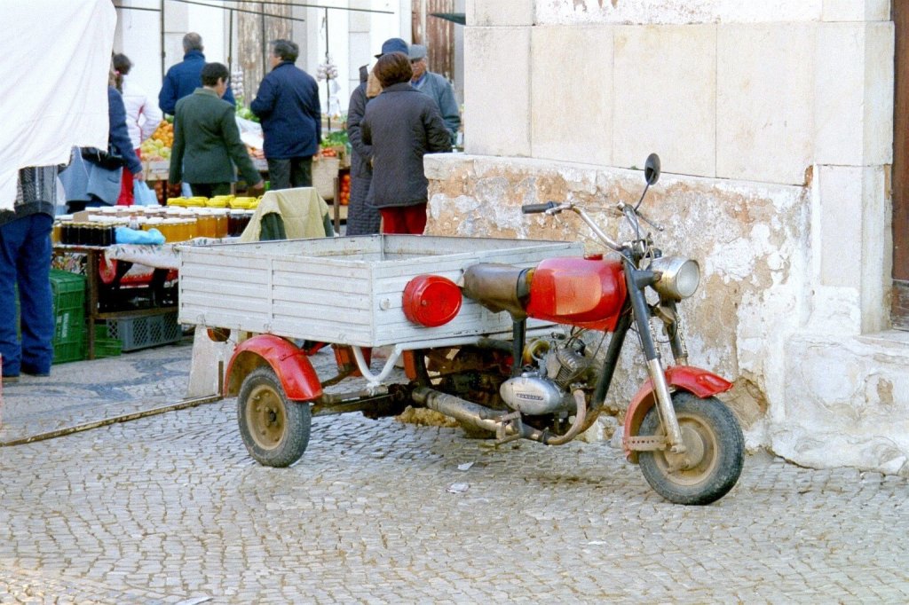 dreirädriges Moped mit integrierter Ladefläche (Loulé/Portugal, 05.02.2005)