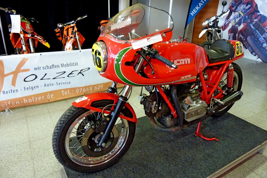 Ducati Desmo, V2-Zyl.Motor, 864ccm, 72PS, Baujahr 1979, ausgestellt zur Automobil 2012 in Freiburg, Feb.2012