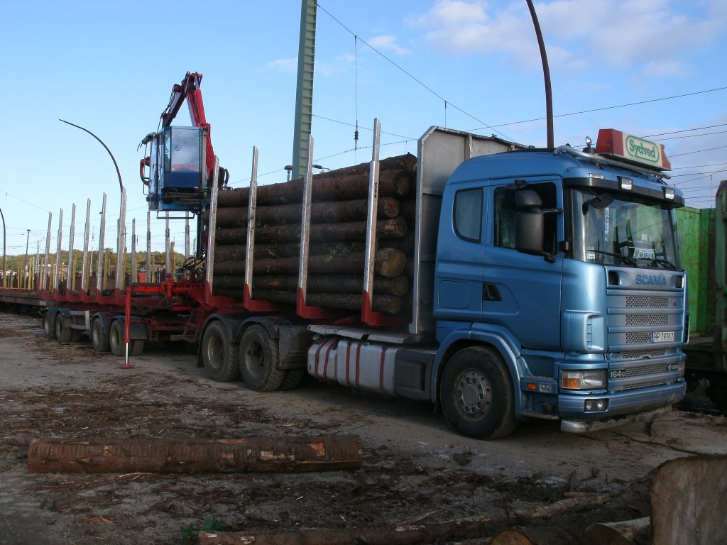 Ebenfalls am 12.Oktober 2011 war Dieser SCANIA-Holztransporter auf dem Bahnhof in Bergen/Rgen.