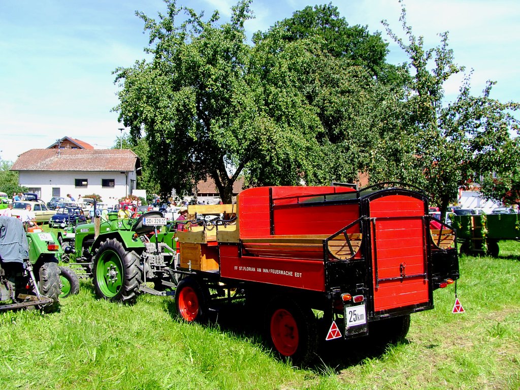 Ehemaliger Lschwagen der FF-St.Florian/Inn, wurde per Traktor zur Oldtimerveranstaltung nach Mnsteuer gezogen; 110814