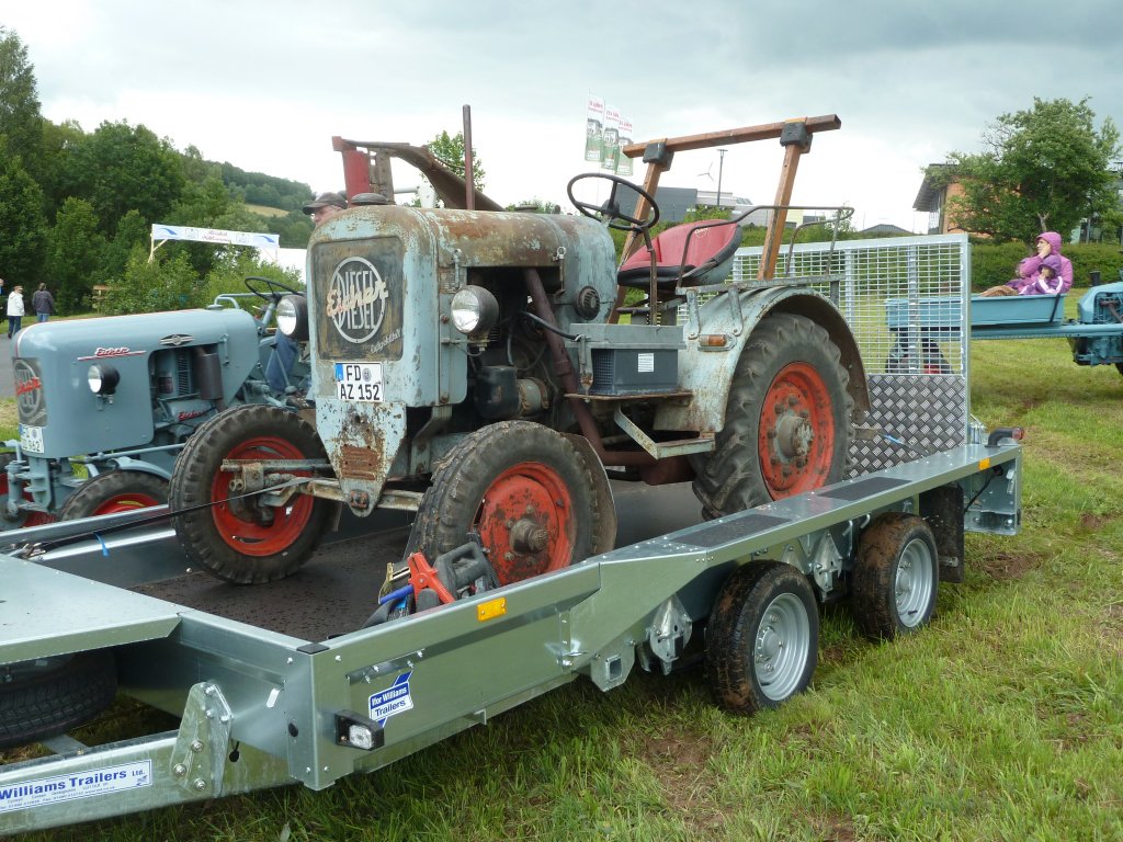 Eicher 25 besucht, auf der Ladefläche eines Transportanhängers stehend, die Oldtimerausstellung in Utrichshausen, Juni 2011