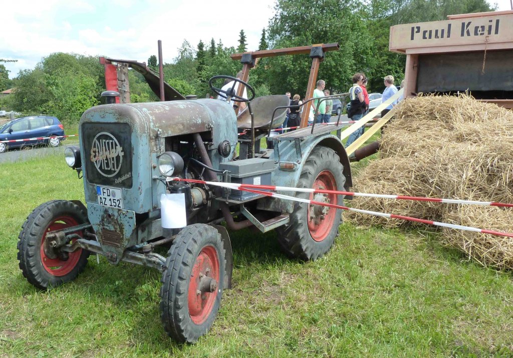 Eicher 25 treibt die Dreschmaschine bei der Oldtimerausstellung in Ebersburg, Juni 2012