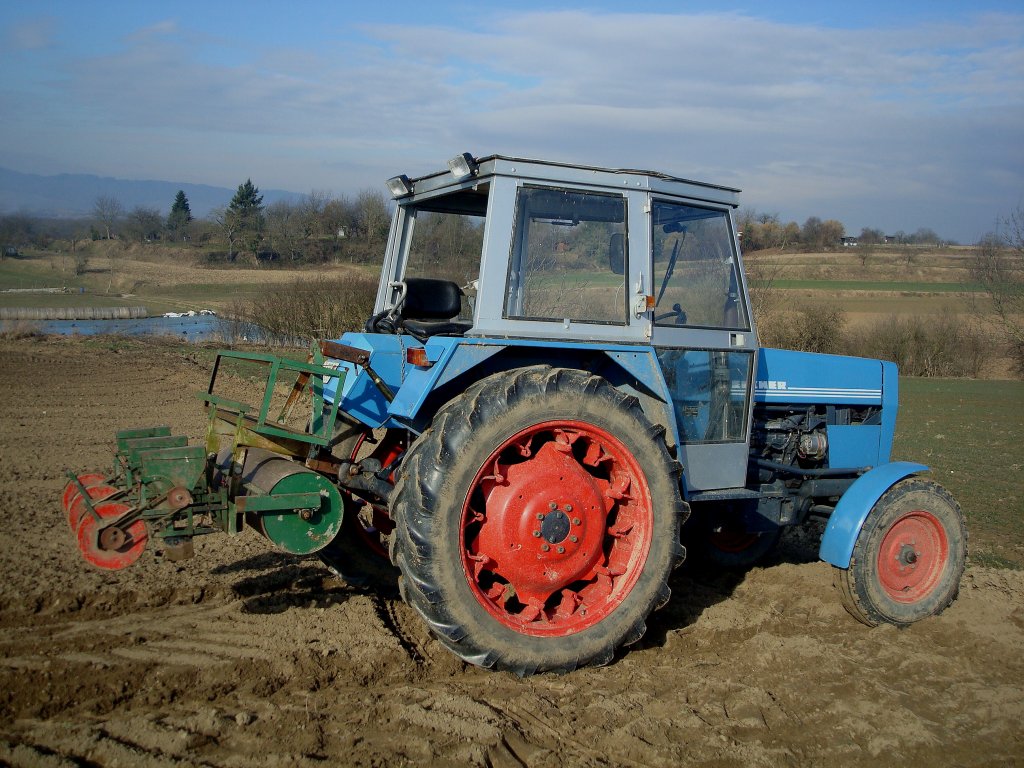 Eicher-Traktor bei der Feldbearbeitung, Feb.2011