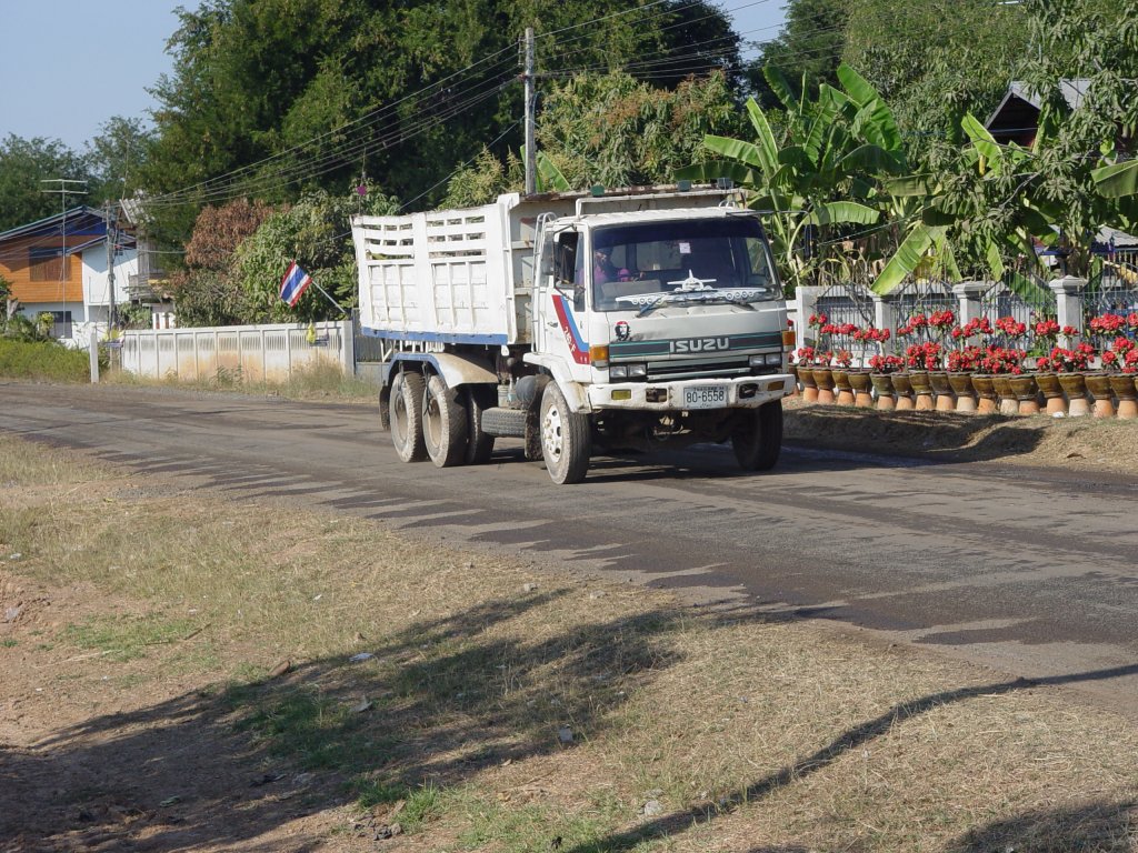 Ein 3-achsiger ISUZU 240 F LKW am 21.01.2011 im Nordosten Thailands