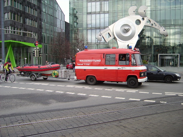 Ein lterer Mercedes Benz Wasserettungswagen der Feuerwehr Heidelberg am 14.01.11 in Heidelberg Hbf