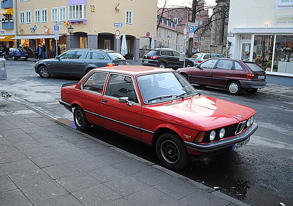 Ein alter BMW 320 in Hannovers Innenstadt am 08.01.2011.