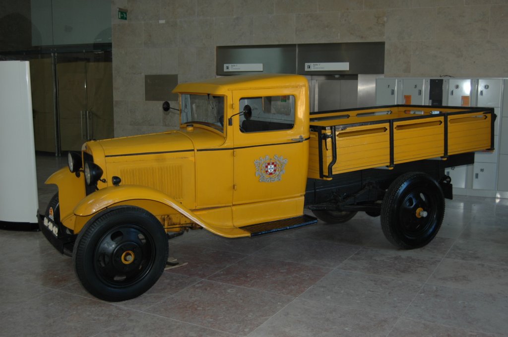 Ein alter Ford-LKW, ausgestellt im Bahnhof Rossio in Lissabon/Portugal. Gesehen am 16.05.2010